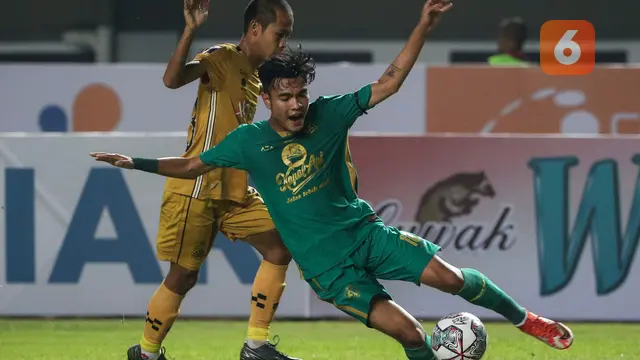 Foto: Aksi Pemain Persebaya saat Bermain Imbang Melawan Bhayangkara FC di Grup C Piala Presiden 2022