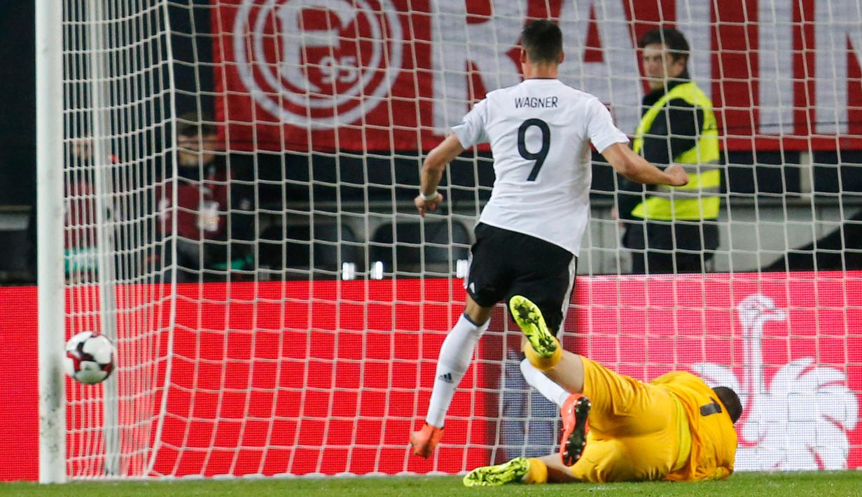 Pemain timnas Jerman, Sandro Wagner berhasil membobol gawang Azerbaijan pada babak kualifikasi Piala Dunia 2018 zona Eropa di Stadion Fritz Walter, Minggu (8/10). Satu gol Wagner mewarnai kemenangan Jerman 5-1. (AP/Michael Probst)