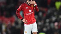 Pemain MU, Bruno Fernandes, frustrasi setelah timnya disingkirkan Brighton & Hove Albion pada lanjutan Piala FA 2025/2026, Minggu (11/1/2026) malam WIB. (PETER POWELL / AFP)