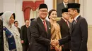 Presiden Joko Widodo (kanan) memberikan ucapan selamat kepada pejabat baru Kepala BKPM/Menteri Investasi Roslan Roeslani yang dilantik di Istana Negara, Jakarta, Senin (19/8/2024). (Yasuyoshi CHIBA / AFP)