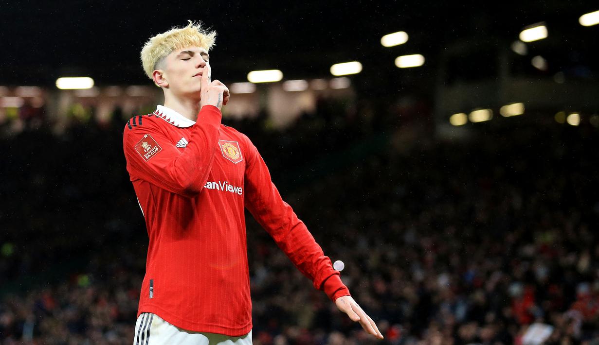 Alejandro Garnacho terus menunjukkan performa apik dan mampu menembus skuat inti Setan Merah asuhan Erik Ten Hag. Pemain yang digadang-gadang akan menjadi bintang masa depan Manchester United digaji sebesar 50.000 pounds per pekan. (Photo by Lindsey Parnaby / AFP)