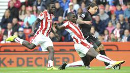 Bek Stoke City, Kurt Zouma, berebut bola dengan bek Arsenal, Hector Bellerin, pada laga Premier League di Stadion Bet365, Sabtu (19/8/2017). Stoke City menang 1-0 atas Arsenal. (AP/Rui Vieira)