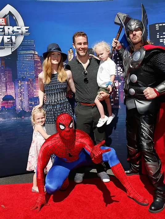 James Van Der Beek rupanya senang dikelilingi oleh keluarganya dan bergantung pada anak-anaknya untuk tetap membumi. Ia mengatakan jika anak-anak adalah ‘rumah’ terbaik yang pernah ia miliki. (AFP/Bintang.com)