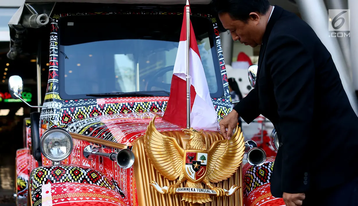 Petugas menyiapkan mobil bercorak Ulos Mandailing yang akan digunakan acara ngunduh mantu Kahiyang-Bobby di Medan, Senin (20/11). (Liputan6.com/JohanTallo)