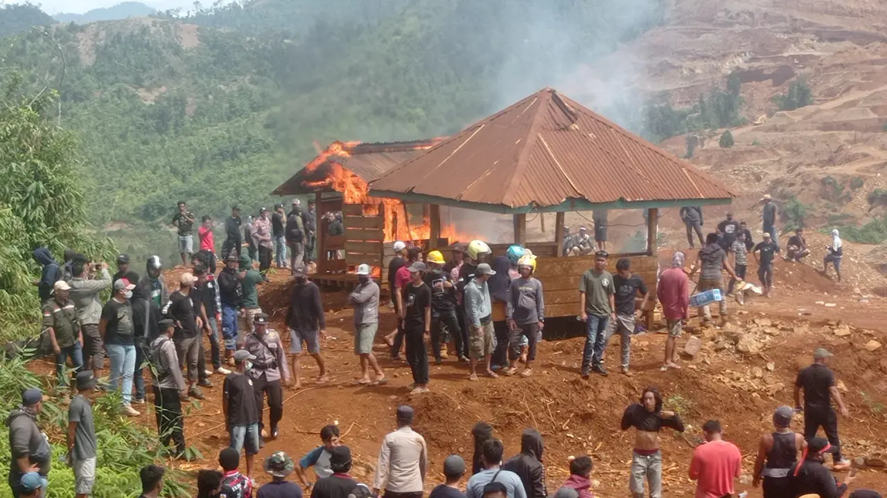 Salah satu aksi pengrusakan aset perusahaan saat demonstrasi di Konawe Utara beberapa waktu lalu.