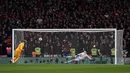 Adu penalti berjalan hingga dua putaran akibat seluruh pemain mampu menjaringkan bola. Kiper Caoimhin Kelleher sebagai penendang ke-11 Liverpool sukses melakukan tugasnya. (AFP/Glyn Kirk)