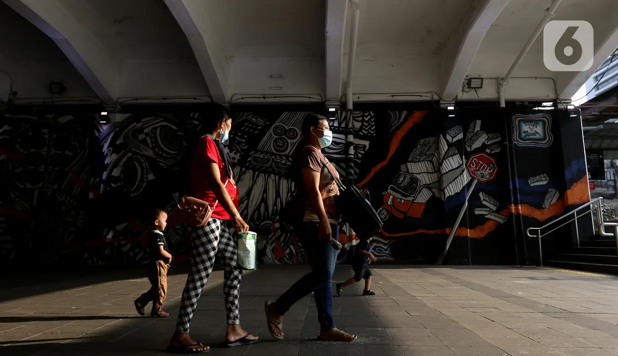 Warga melintasi kawasan terowongan Kendal, Jakarta, Selasa (28/9/2021). Indonesia pernah mengalami dua kali lonjakan kasus Covid-19 pada Januari dan Juli 2021. Lonjakan tersebut lebih disebabkan faktor internal dan sikap abai masyarakat terhadap protokol kesehatan. (Liputan6.com/Helmi Fithriansyah)