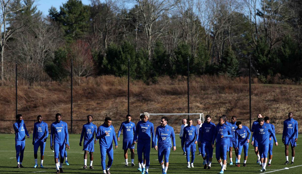 Ajang sepak bola paling bergengsi ini dijadwalkan bergulir pada 11 Juni hingga 19 Juli 2026. Tampak dalam foto, para pemain Timnas Prancis saat mengikuti sesi latihan di pusat pelatihan New England Revolution di Foxborough, Massachusetts, pada 25 Maret 202. (Franck FIFE/AFP)