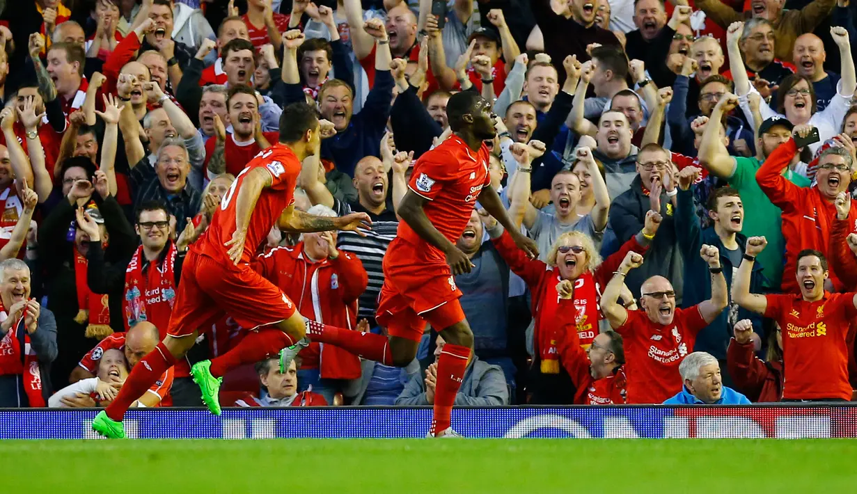 Penyerang Liverpool Christian Benteke saat melakukan selebrasi setelah mencetak gol perdana bagi Liverpool di Anfield stadium, Liverpool, Inggris, Senin (17/8/2015). Gol Benteke jadi satu – satunya gol bagi kemenangan Liverpool. (Reuters/Darren Staples)