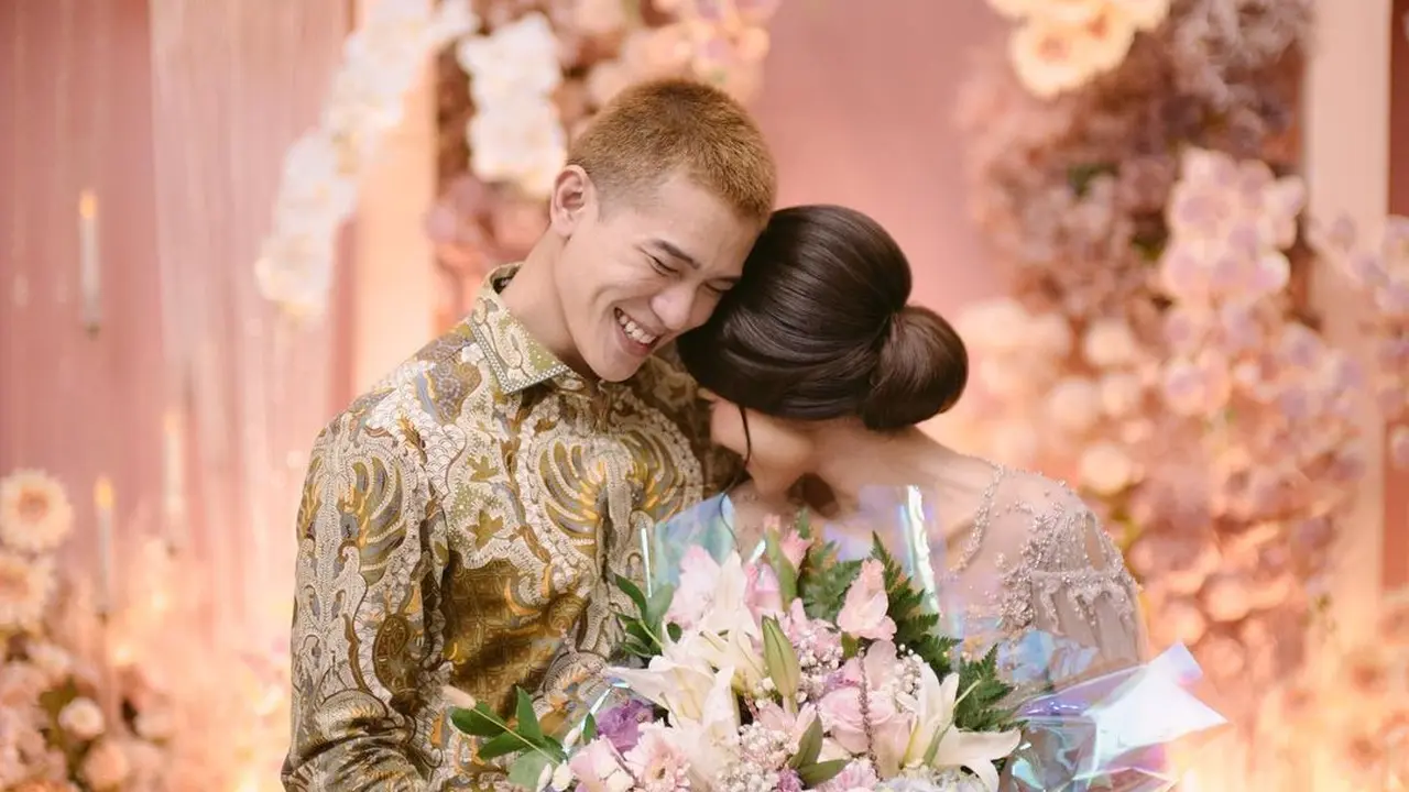 Momen lamaran Julian Jacob dan Mirriam Eka di Yogyakarta (Foto: @kalopsia.photo via Instagram @julianjacs)