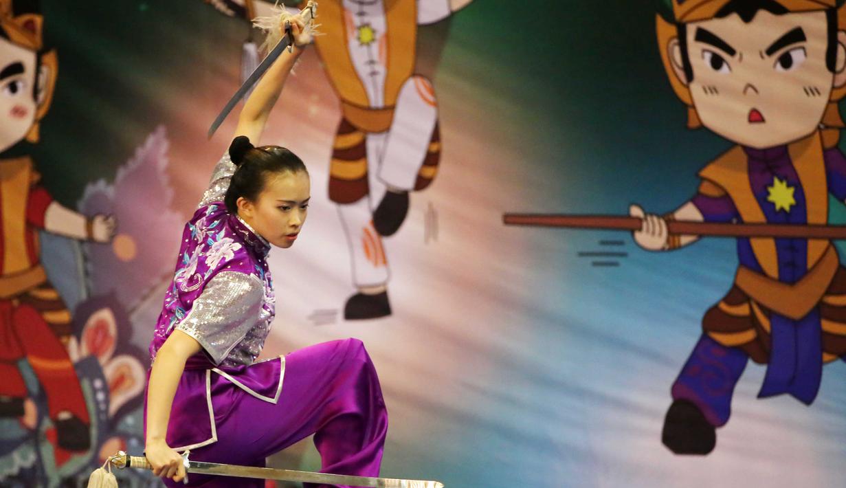 Atlet Wushu asal Filipina, Kariza Kris Chan saat beraksi, pada Kejuaraan Dunia Wushu 2015 di Istora Senayan, Jakarta, Minggu(15/11/2015). (Bola.com/Nicklas Hanoatubun)