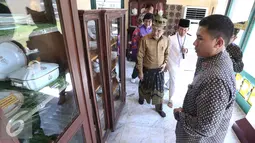 Wakil Presiden Jusuf Kalla melihat benda-benda bersejarah di Istana Siak Sri Indrapura, Riau, Kamis (22/7). Puncak Hari Lingkungan Hidup Sedunia Tingkat Nasional 2016 ini mengangkat tema "Go Wild for Life". (Liputan6.com/Faizal Fanani)