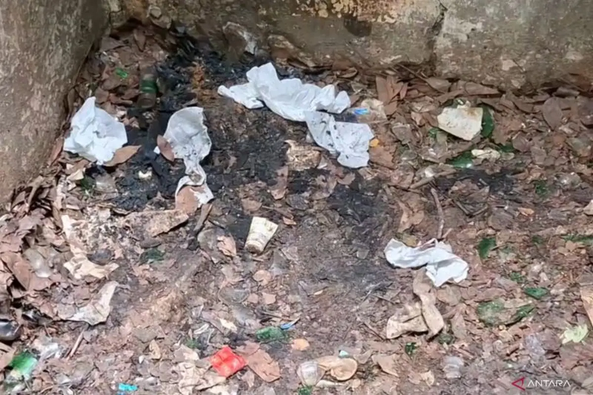 Alat kontrasepsi berserakan di area Taman Kota Cawang