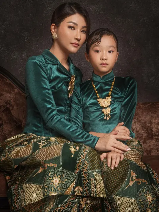 Penampilan Sarwendah dengan putri pertamanya ini juga tak lepas dari sorotan netizen. Keduanya tampil kompak dalam busana bernuansa beludru hijau lengkap dengan kain batik. (Liputan6.com/IG/@sarwendah29)