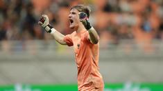 Kiper Timnas Prancis U-17, Paul Argney menjadi pahlawan dalam kemenangan atas Senegal melalui adu penalti pada babak 16 besar Piala Dunia U-17 2023 di Jakarta International Stadium, Jakarta Utara, Rabu (22/22/2023) malam WIB. Berkat aksinya menggagalkan eksekusi penalti penendang kedua Senegal, Daouda Diong, Les Bleus Muda menang 5-3 dalam adu penalti. Dengan hasil ini Prancis berhak lolos ke perempat final dan menjadi satu-satunya kontestan yang belum kebobolan sejak fase grup berkat aksi heroik sang kiper, Paul Argney. (Bola.com/M Iqbal Ichsan)