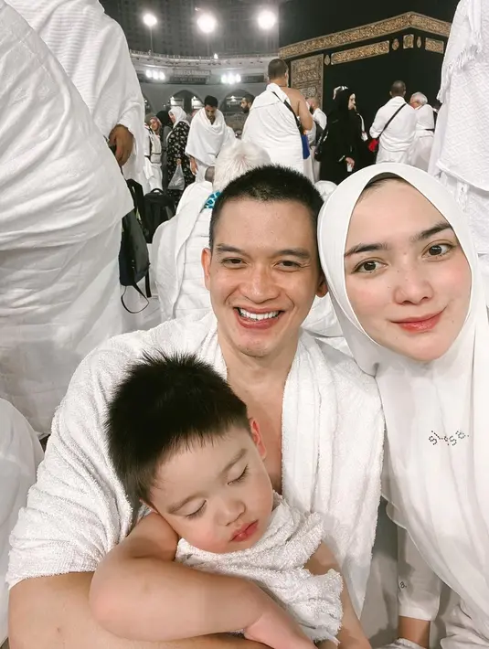 <p>Potret Athar yang tertidur di pangkuan ayahnya. (Foto: Instagram/ thereal_rezkyadhitya)</p>