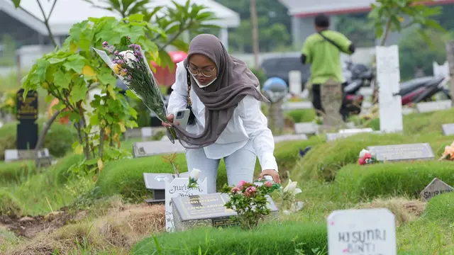 Jelang Ramadan, Peziarah Padati Sejumlah TPU di Jakarta