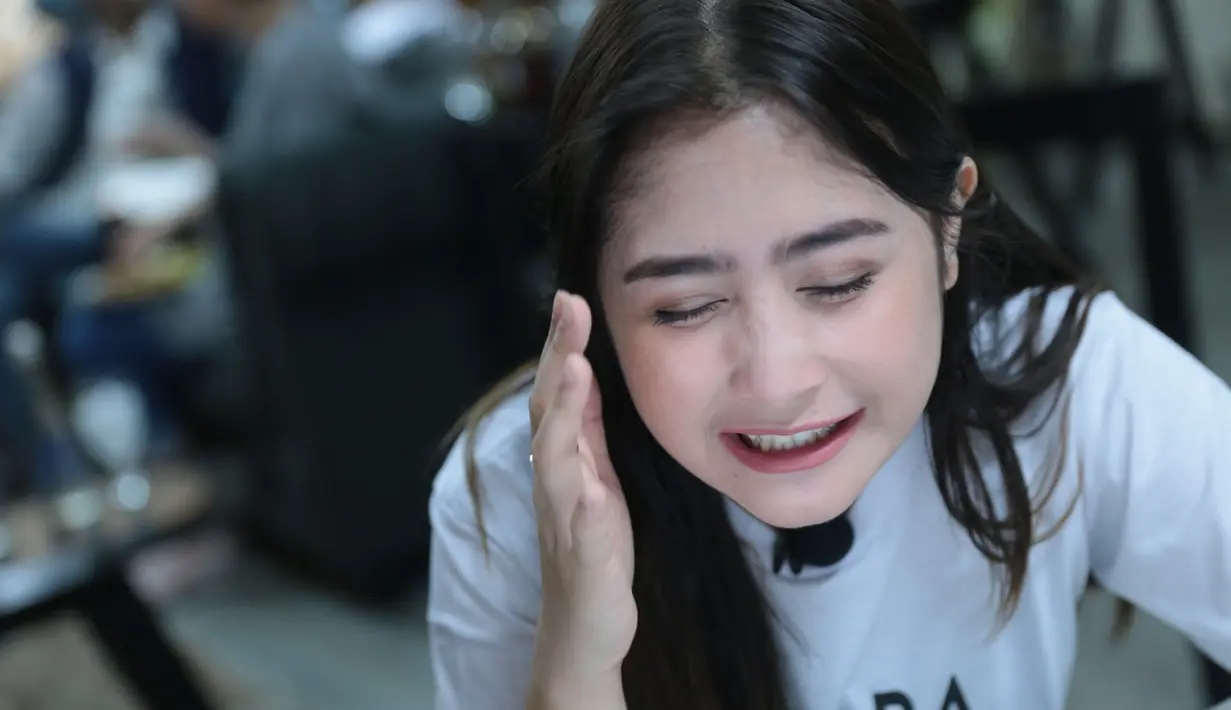 Wanita berusia 20 tahun ini juga bercerita kegiatannya pada saat waktu luang, ia tak lupa untuk membalas komentar para fansnya di media sosial. (Adrian Putra/Bintang.com)