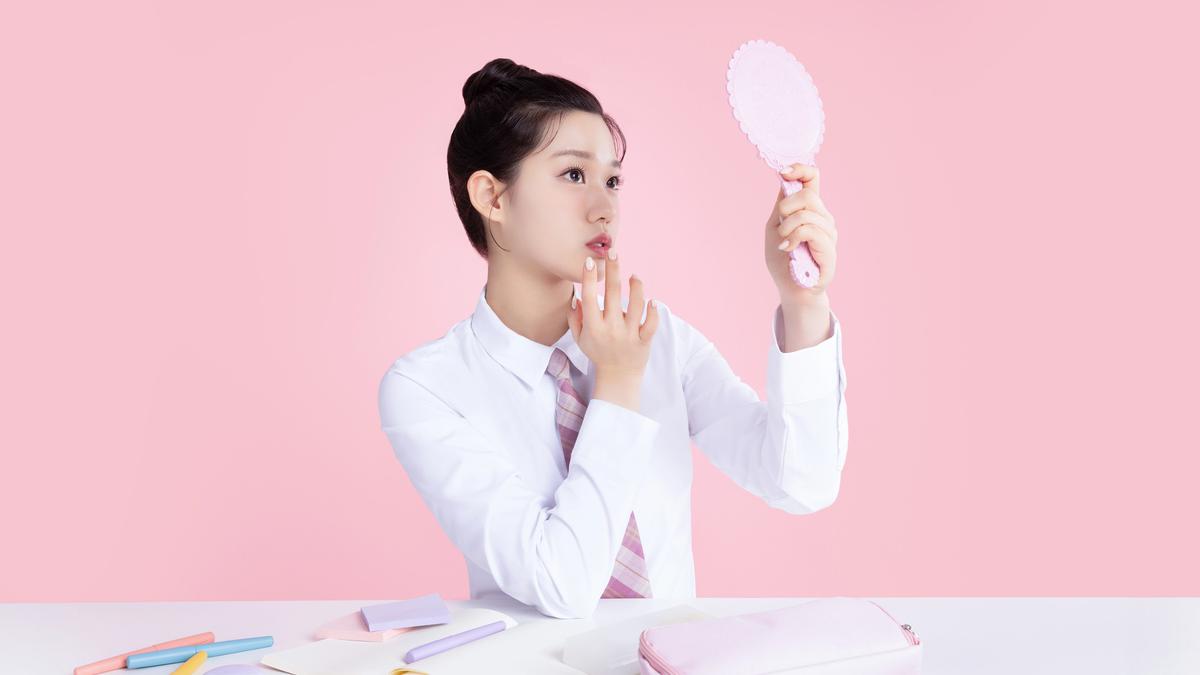 Bukan Cuma Produktif, Gen Z Juga Jago Merawat Diri Biar Tampil Kece dari Pagi sampai Malam