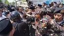 Aksi saling dorong terjadi antara orang--orang yang memprotes aturan iddah politik selama setahun bagi ketum PBNU dengan banser yang berjaga di halaman depan ruang sidang Pleno Muktamar ke-35 NU. (Liputan6.com/ Ahmad Apriyono)