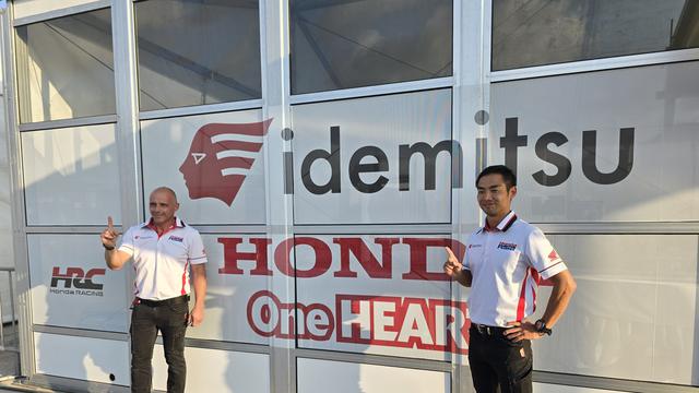dua petinggi Honda Team Asia, Hiroshi Aoyama (manajer tim), dan Emanuele Ventura (Chief Crew)