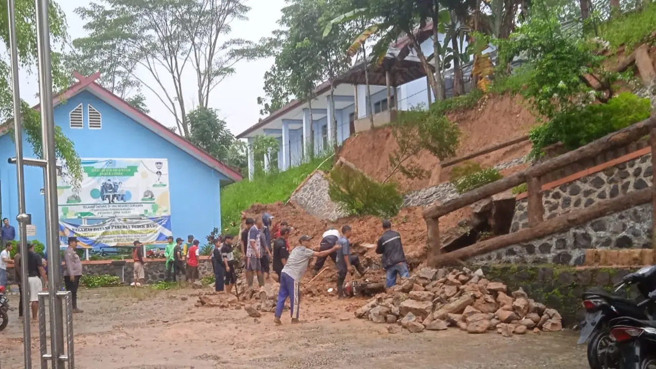 Tembok Penahan Tanah SMAN 1 Sukajaya Bogor Longsor