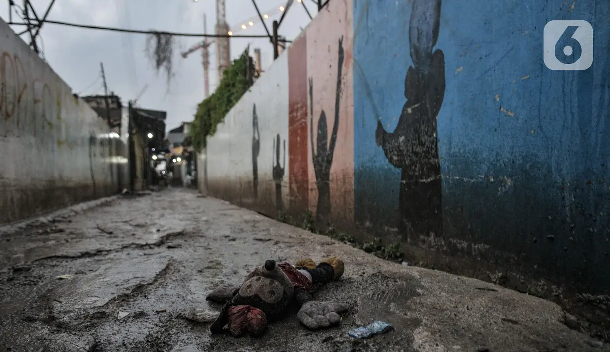 Boneka milik warga tergeletak di jalan Kampung Bayam, Tanjung Priok, Jakarta, Rabu (21/10/2020). Warga mengaku membongkar rumah mereka sendiri setelah mendapat ganti untung dari pihak Jakpro selaku pengelola JIS dengan nilai rata-rata Rp 30 juta per rumah. (merdeka.com/Iqbal S. Nugroho)