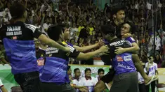 Tim putra Jawa Barat meraih medali emas setelah mengalahkan Jawa Tengah, 3-2, dalam final beregu putra bulutangkis PON XIX Jawa Barat di GOR Bima, Cirebon, Jumat (23/9/2016). (Bola.com/Arief Bagus)