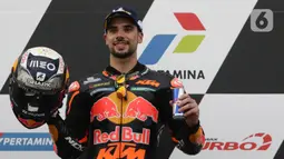 Pembalap MotoGP dari tim Red Bull KTM Factory Racing, Miguel Oliveira usai memenangi ajang Pertamina Mandalika International Street Sirkuit, Nusa Tenggara Barat, Minggu (20/3/2022). Miguel Oliveira menempati podium utama ajang MotoGP Mandalika. (Liputan6.com/Helmi Fithriansyah)