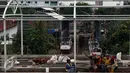 Sejumlah pekerja pembangunan JPO di Stasiun Tanah Abang tampak beristirahat, Jakarta, Senin (17/10). JPO ini ditargetkan kelar paling lambat Januari 2017. (Liputan6.com/Johan Tallo)