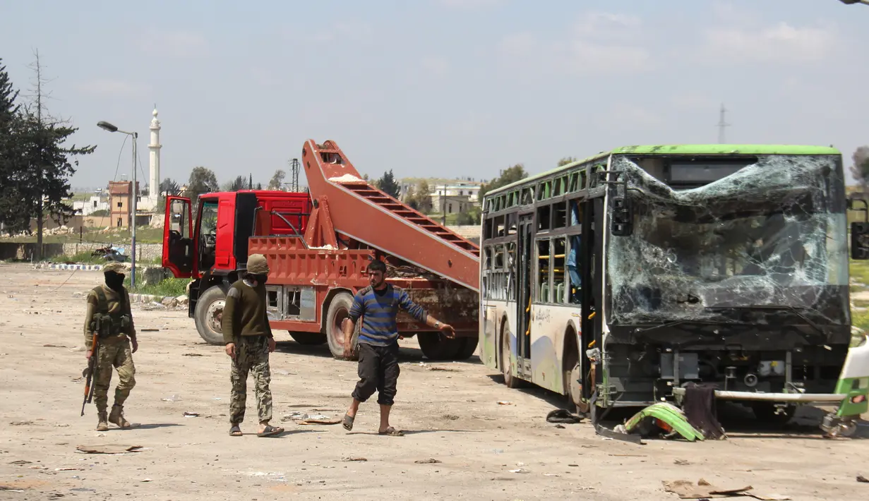 Kondisi bus yang membawa pengungsi Suriah usai terkena serangan bom di Rasyidin, Aleppo, Suriah, Minggu (16/4). Serangan bom tersebut diperkirakan telah menewaskan 126 orang. (AFP Photo/Omar Haj Kadour)