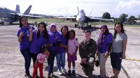 Sebanyak enam pesawat tempur jenis F-18 milik korps marinir Amerika Serikat berjejer di Bandar Udara Sam Ratulangi, Manado. (Liputan6.com/Yoseph Ikanubun)