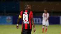Boaz Solosa saat berlatih bersama tim Persipura Jayapura di Stadion Mandala, Jayapura. (Bola.com/Nicklas Hanoatubun)
