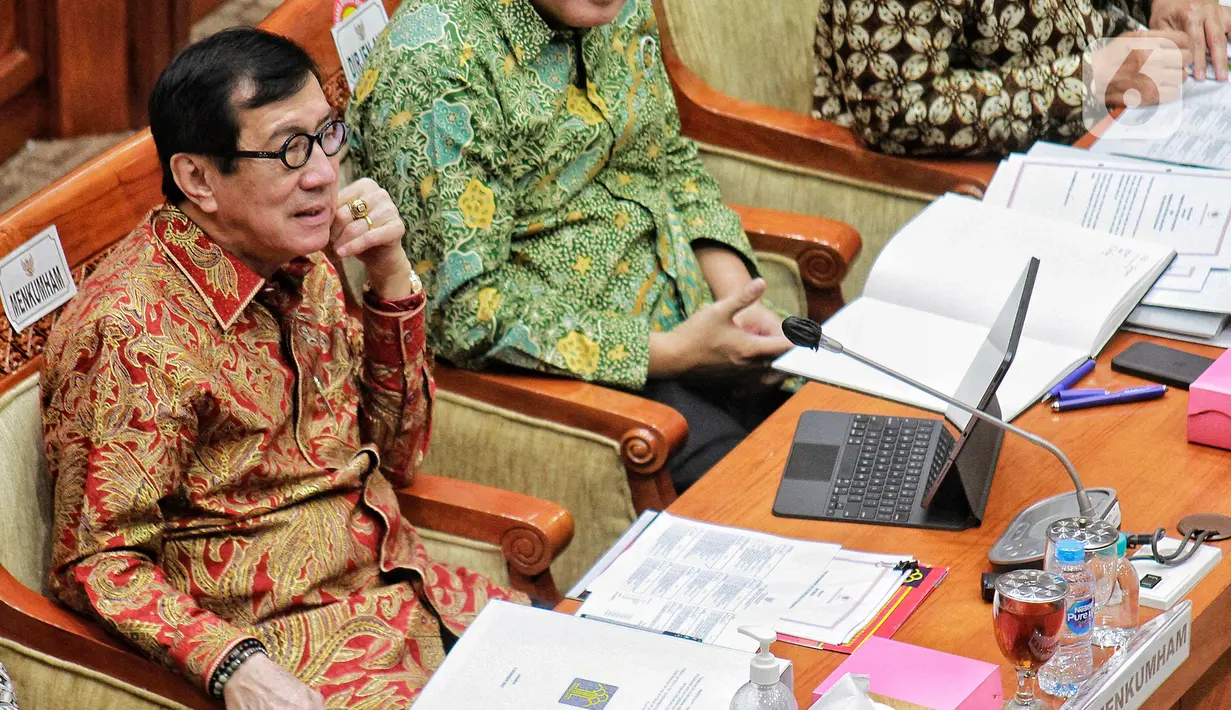 Menteri Hukum dan HAM RI Yasonna Laoly (tengah) mengikuti Rapat Kerja dengan Komisi III DPR RI di gedung Parlemen, Jakarta, Senin (5/12/2022). Rapat kerja membahas RUU tentang pengesahan perjanjian antara Pemerintah Republik Indonesia dengan Pemerintah Republik Singapura tentang ekstradisi buronan. (Liputan6.com/Angga Yuniar)
