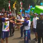 Artis Chicco Jerikho menjadi pembawa obor Asian Games 2018 di Kota Bogor, Selasa (14/8/2018). (Liputan6.com/Achmad Sudarno)