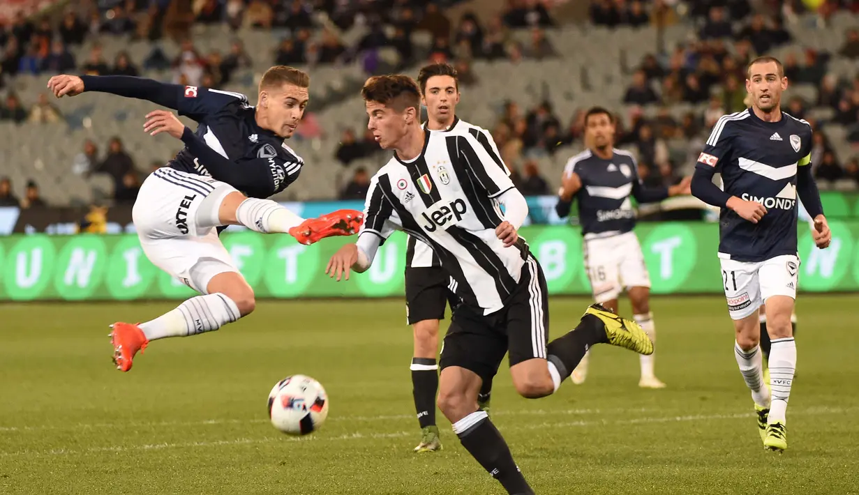 Pemain Melbourne Victory, Jai Ingham (kiri) menghalau bola dari kejaran pemain Juventus, Luca Coccolo pada ajang International Champions Cup football di Melbourne, (23/7/2016). AFP/Saeed Khan)