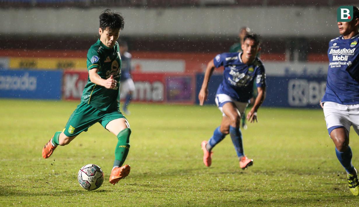 Persebaya malah mampu unggul dengan gol yang lahir pada menit ke-58 lewat tendangan keras Taisei Marukawa. (Bola.com/Bagaskara Lazuardi)