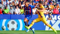Bek Levante, Ruben Vezo, berebut bola dengan striker Barcelona, Luis Suarez, pada laga La Liga Spanyol di Stadion Ciutat de Valencia, Valencia, Sabtu (2/11). Levante menang 3-1 atas Barcelona. (AFP/Jose Jordan)