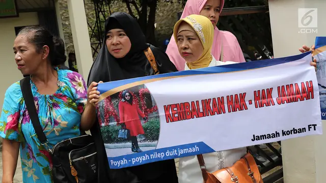 Bawa Spanduk Tuntutan, Korban First Travel Hadiri Sidang Perdana