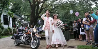 Chef Aiko akhirnya resmi menikah dengan kekasih pujaan hatinya, Saugi Balfas pada Sabtu (7/4/2018) di Ciputat, Tangerang Selatan. Acara resepsi sendiri digelar dengan nuansa outdoor. (Nurwahyunan/Bintang.com)