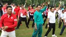 Presiden Jokowi saat ngikuti gerakan senam pagi bersama di halaman Istana Bogor, Jawa Barat, Sabtu (12/8). Jokowi melakukan senam bersama 540 mahasiswa dalam rangkaian acara Peluncuran Program Penguatan Pendidikan Pancasila. (Liputan6.com/Angga Yuniar)
