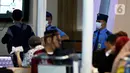 Petugas keamanan bandara menggunakan masker pelindung saat berada di Pintu Kedatangan Terminal 3 Ultimate Bandara Soekarno Hatta, Tangerang, Jumat (31/1/2020). Hal itu dilakukan sebagai antisipasi penularan dan penyebaran virus corona (2019-nCov). (Liputan6.com/Johan Tallo)