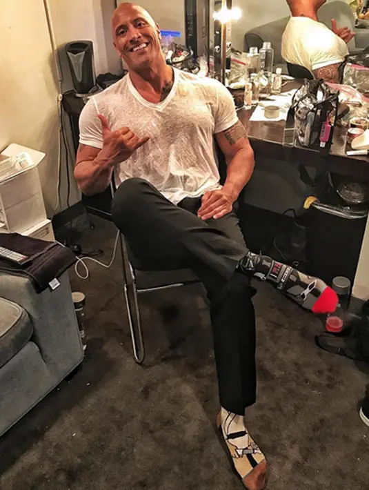 “Doa kami dan  kekuatan untuk para korban dan keluarga mereka yang termasuk dalam tragedi di Manchester. Tetap kuat @ArianaGrande,” tulis Dwayne Johnson yang juga berusaha menguatkan Ariana. (Instagram/therock)