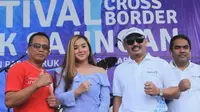 Sempat Diguyur Hujan, Festival Crossborder Aruk Tetap Pecah