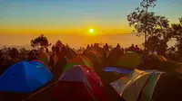 pesona utama Wadas Gantung yang merupakan camp sunrise tertinggi di Purbalingga, 1707 mdpl. (Foto: Liputan6.com/Galoeh Widura)