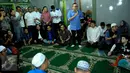 Ketua MPR Zulkifli Hasan (tengah) memberikan kata sambutan saat meramaikan acara sahur on the road sekaligus mengunjungi korban kebakaran di daerah Kampung Jawa, Kota, Jakarta, Selasa (14/7/2015) dini hari. (Liputan6.com/Faisal R Syam)