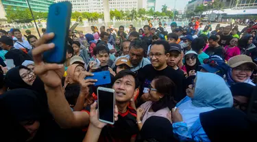 Bakal Calon Gubernur (Bacagub) DKI Jakarta, Anies Baswedan dikerumuni warga saat berolahraga di kawasan Bundaran Hotel Indonesia (HI), Jakarta, Minggu (4/8/2024). (merdeka.com/Arie Basuki)