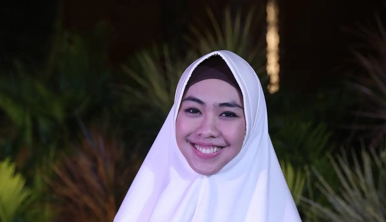 "Namun ternyata di 2010 yang saya syukuri alhamdulillah hijab syar'i malah jadi trend sampai sekarang. Saya berharap hijab syar'i tidak hanya menjadi tren sementara tapi sepanjang masa," ujarnya. (Galih W. Satria/Bintang.com)