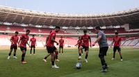 Pelatih Timnas Indonesia U-17, Bima Sakti, saat memimpin sesi latihan timnya di&nbsp;Stadion Utama Gelora Bung Karno (SUGBK), Jakarta Pusat, Senin (30/10/2023) pagi WIB. (Bola.com/Bagaskara Lazuardi)