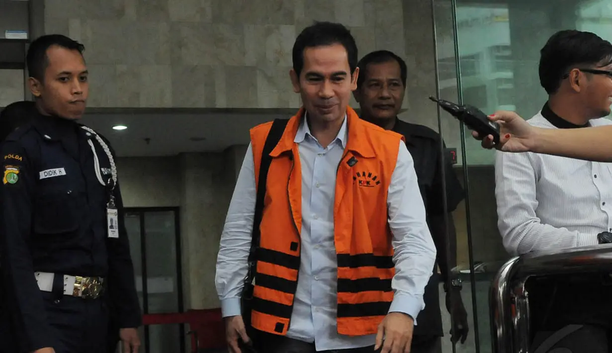 Wawan diperiksa dalam kasus pencucian uang yang merupakan pengembangan kasus korupsi pengadaan alat kesehatan di Puskemas Tangerang Selatan, Senin (8/12/2014). (Liputan6.com/Herman Zakharia)